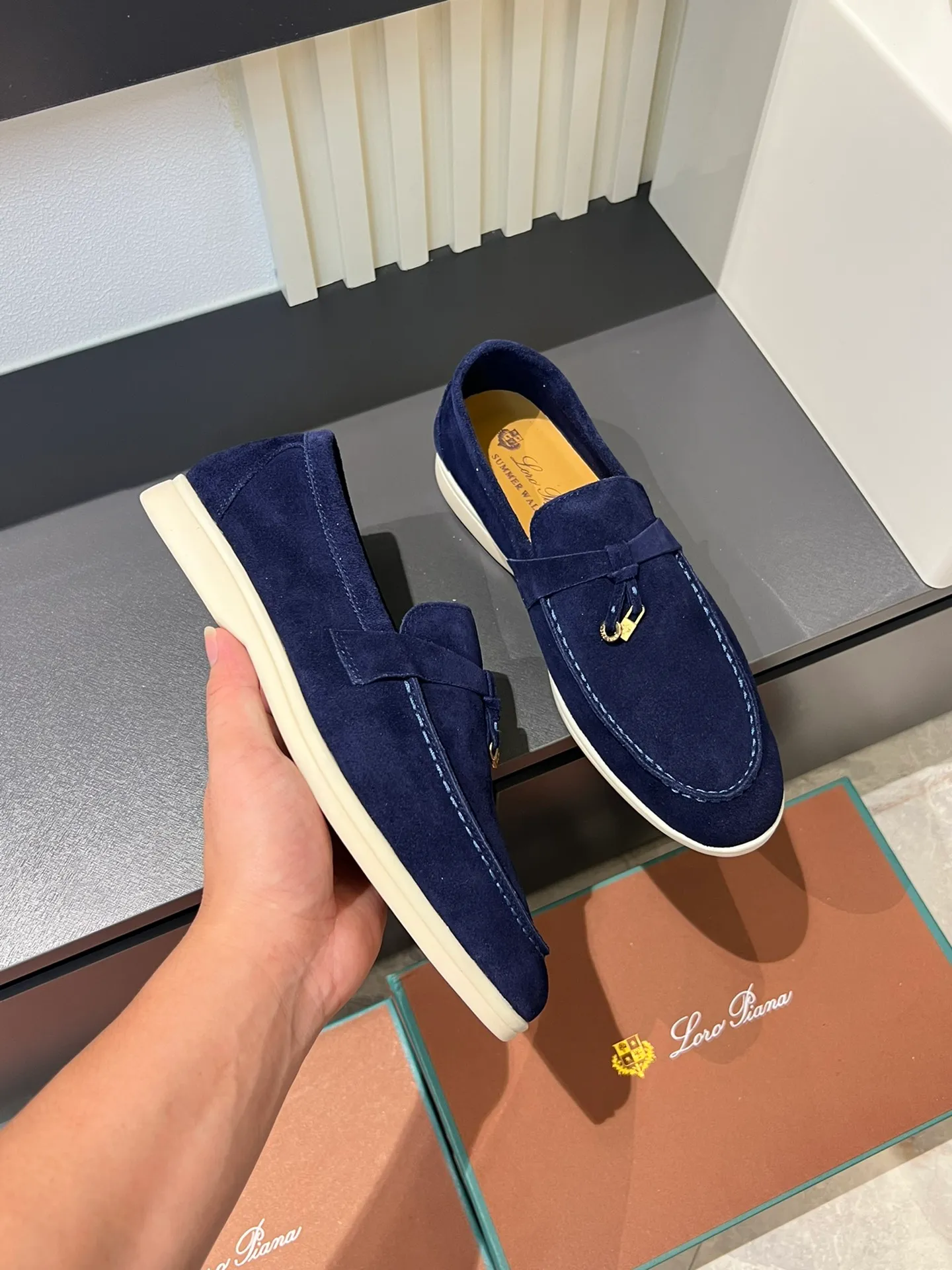 Men's shoes 💰p360 "Loro men's shoes 💰pian'*" Classic L men's shoes for couples 💰p Top version British flat loafers, a must-have item in old money style, the minimalist design is eye-catching and durable, a plus point for dressing The soft foot feel and texture are outstanding. They don’t scratch your feet and are very nice. They are matched with soft and waxy soles. They can be worn daily for a long time without getting tired. They are easy to wear, versatile and classic items, with perfect foot feel and texture! Imported cashmere fabric, the lining is made of imported A-grade water-dyed cow lining, the top version of the genuine leather midsole is sewn with pure handmade mark thread! Size: Female 35-40 (34. Customized) Male 38-44 (45.46. Customized)